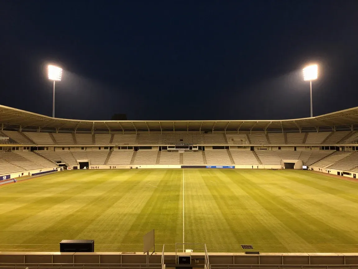 歐博娛樂城 9 夜間球場燈塔逆光